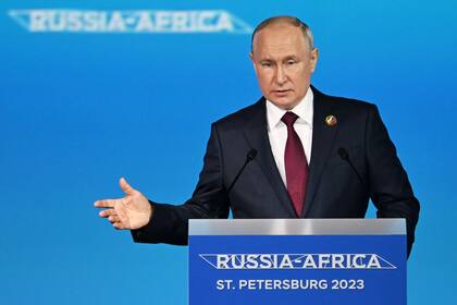 El presidente de Rusia, Vladímir Putin, ofrece un discurso durante una sesión plenaria de la Cumbre Rusia-África y Foro Económico y Humanitario, en San Petersburgo, Rusia, el 27 de julio de 2023. (Pavel Bednyakov, Sputnik, Kremlin Pool Foto vía AP)