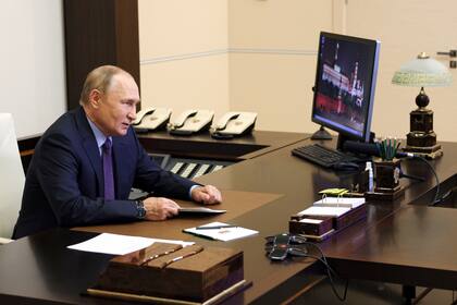 El presidente de Rusia, Vladimir Putin, preside una videoconferencia sobre cuestiones económicas en su residencia de Novo-Ogaryovo, a las afueras de Moscú, Rusia, el 19 de septiembre de 2022. (Gavriil Grigorov, Sputnik, Kremlin Pool Photo via AP)