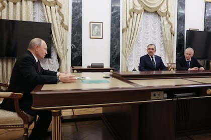 El presidente de Rusia, Vladimir Putin, se reúne con el viceministro de Defensa de Rusia, Yunus-Bek Yevkurov, y el coronel retirado Andrei Troshev, en Moscú, Rusia, el 28 de septiembre de 2023.