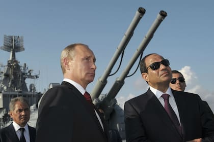 El presidente de Rusia, Vladimir Putin, su homólogo egipcio Abdel Fattah al-Sisi, en una ceremonia de bienvenida a bordo del crucero de misiles guiados Moskva en el puerto de Sochi en el Mar Negro, el 12 de agosto de 2014