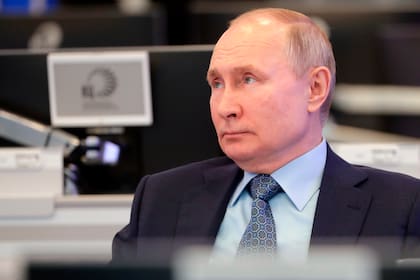 El presidente de Rusia, Vladimir Putin, visita el Centro de Coordinación del gobierno ruso en Moscú, Rusia, el martes 13 de abril de 2021. (Mikhail Metzel, Sputnik, Kremlin Pool Foto via AP)
