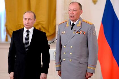 El Presidente de Rusia Vladimir Putin y el general Alexander Dvornikov