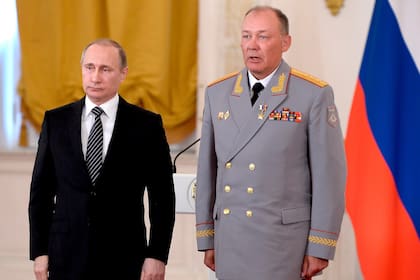 El Presidente de Rusia Vladimir Putin y el general Alexander Dvornikov, que está a cargo de la ofensiva