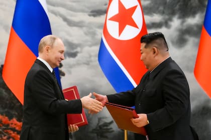 El presidente de Rusia, Vladímir Putin, y el líder norcoreano, Kim Jong Un, intercambian documentos durante una ceremonia de firma de un tratado en Pyongyang, Corea del Norte, el miércoles 19 de junio de 2024. (Kristina Kormilitsyna, Sputnik, Kremlin Pool Foto via AP)