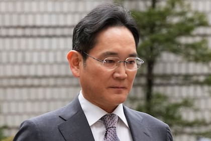 El presidente de Samsung Electronics Lee Jae-yong llega a la corte del distrito central de Seúl, en Corea del Sur, el lunes 5 de febrero de 2024. (AP Foto/Ahn Young-joon)