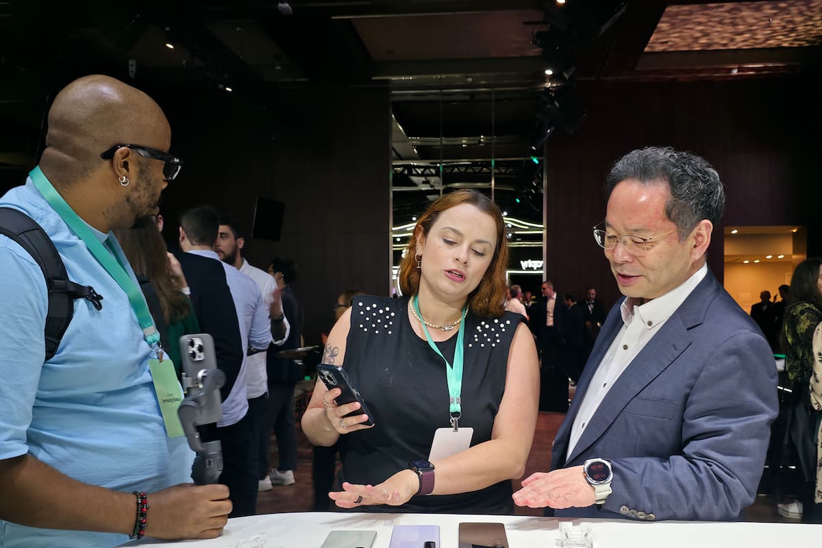 El Presidente de Samsung para Latinoamérica, HS Jo, probando los nuevos Galaxy A. Crédito: Samsung.