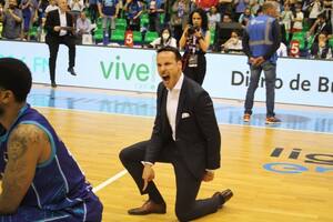 El presidente de San Pablo Burgos, Félix Sancho obligó a los jugadores a ponerse de rodillas para pedir perdón por el descenso
