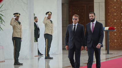 El presidente de Siria, Ahmad al-Sharaa, a la derecha, recibe al presidente de Francia, Emmanuel Macron, en el palacio presidencial en Damasco, Siria, el martes 7 de julio de 2026 tras las explosiones