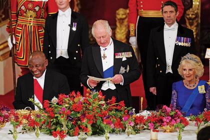 El presidente de Sudáfrica, Cyril Ramaphosa; el rey Carlos III y Camilla durante el Banquete de Estado en el Palacio de Buckingham durante la Visita de Estado al Reino Unido del Presidente Cyril Ramaphosa de Sudáfrica el 22 de noviembre de 2022