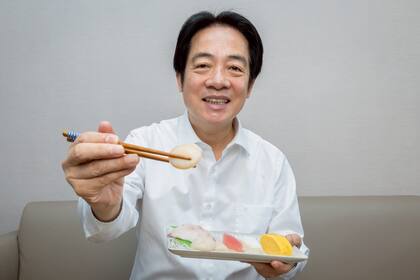 El presidente de Taiwán Lai Ching-te come sushi como gesto de apoyo a Japón