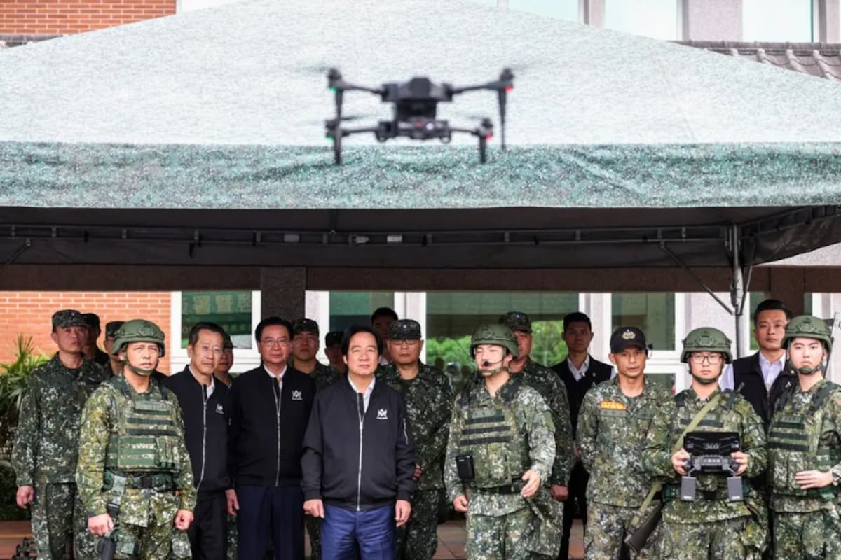 El presidente de Taiwán, Lai Ching-te, en el centro, inspeccionando a reservistas que operan un dron durante una sesión de entrenamiento el año pasado.