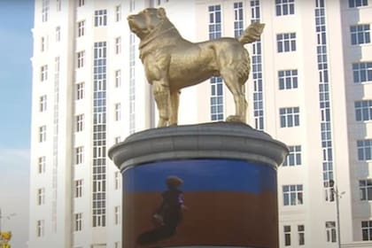 El presidente de Turkmenistán ordenó una estatua de seis metros de altura de su raza de perro favorita, el alabai