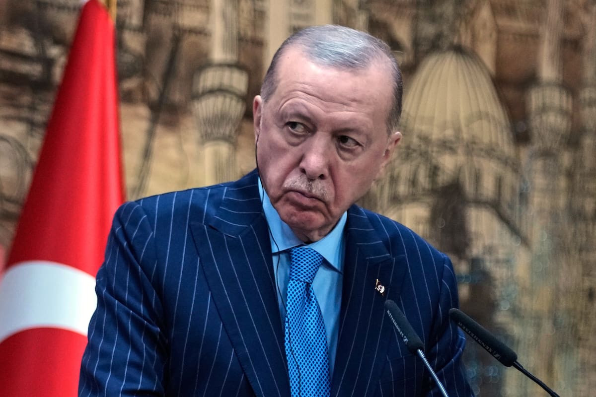 El presidente de Turquía, Recep Tayyip Erdogan, escucha al presidente de Somalia, Hassan Sheikh Mohamud, durante una conferencia de prensa en Estambul, Turquía
