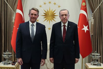 El presidente de Turquía Recep Tayyip Erdogan (der) y el nuevo embajador de EEUU en Turquía, Jeff Flake, en Ankara, el 26 de enero del 2022.  (Presidencia de Turquía via AP, Pool)