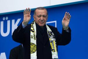 El presidente de Turquía y candidato a la presidencia por la Alianza Popular, Recep Tayyip Erdogan, hace un gesto a sus seguidores en un acto de campaña en Ankara (AP Foto/Ali Unal)
