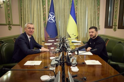 El presidente de Ucrania, Volodimir Zelensky, recibe al secretario general de la OTAN, Jens Stoltenberg