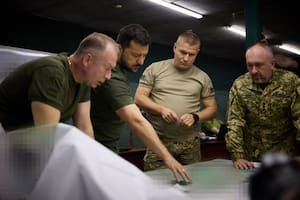 El presidente de Ucrania, Volodimir Zelensky, durante una visita al frente en los alrededores de la ciudad de Bakhmut, en la provincia de Donetsk.