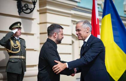 El presidente de Ucrania Volodimir Zelensky saluda al primer ministro de Canadá Mark Carney en Kiev