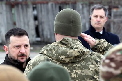 El presidente de Ucrania, Volodimir Zelensky, saluda a los soldados en una conferencia de prensa con motivo del segundo aniversario del inicio del conflicto con Rusia