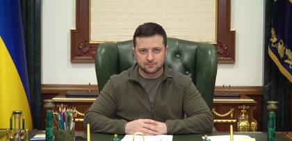 El presidente de Ucrania, Volodimir Zelensky, da un discurso a la nación de regreso en su oficina en Kiev