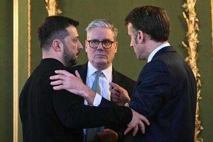 El presidente de Ucrania, Volodimir Zelensky, junto a su par de Francia, Emmanuel Macron