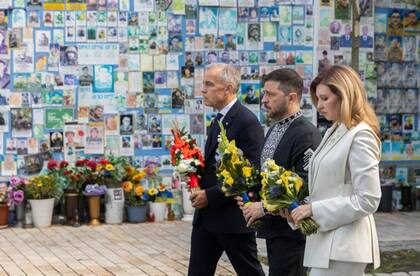 El presidente de Ucrania Volodimir Zelensky, su esposa, y el premier canadiense Mark Carney entregan flores en conmemoración del día de la Independencia de Ucrania en Kiev