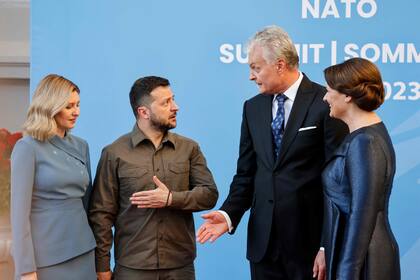 El presidente de Ucrania, Volodimir Zelensky y su esposa, Olena Zelenska, son recibidos por el presidente de Lituania, Gitanas Nauseda, y su esposa, Diana Nausediene, antes de la cena durante la cumbre de la OTAN, en el Palacio Presidencial de Vilnius. el 11 de julio de 2023