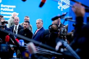 El presidente de Ucrania, Volodymyr Zelensky (centro, izquierda) habla con el primer ministro de Hungría, Viktor Orbán (centro, derecha), a su llegada a una cumbre de la Comunidad Política Europea, en el Puskas Arena de Budapest, Hungría, el 7 de noviembre de 2024