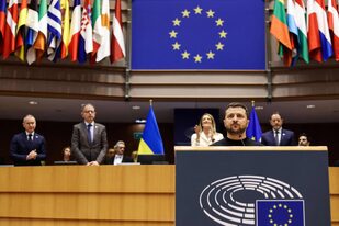 El presidente de Ucrania, Volodymyr Zelensky, pronuncia un discurso al comienzo de una cumbre en el parlamento de la UE en Bruselas, el 9 de febrero de 2023.