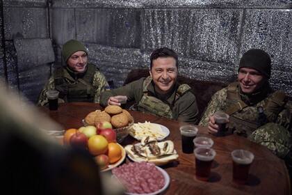 El presidente de Ucrania, Volodymyr Zelensky, en una visita al Donbass