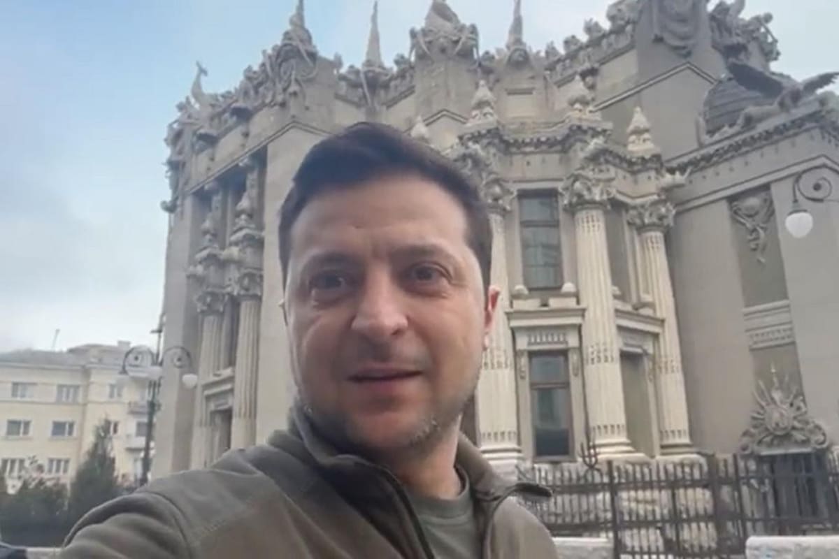 El presidente de Ucrania, Volodymyr Zelensky, grabó uno de sus primeros videos delante de la Casa con Quimeras