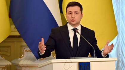 El presidente de Ucrania, Volodymyr Zelensky, ha dicho que su país está enfrentando una "guerra híbrida"