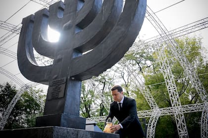 El presidente de Ucrania, Volodymyr Zelenskyy, durante una ceremonia en honor a las víctimas judías de las masacres nazis en Kiev, Ucrania, el 29 de septiembre de 2021. (Oficina de prensa de la presidencia de Ucrania vía AP)