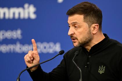 El presidente de Ucrania, Volodymyr Zelenskyy, habla durante una conferencia de prensa durante una cumbre de la Comunidad Politica Europea en el estadio Puskas de Budapest, Hungría, el jueves 7 de noviembre de 2024. (AP Foto/Denes Erdos)