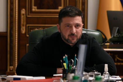El presidente de Ucrania, Volodymyr Zelenskyy habla en una conferencia de prensa en Kiev, Ucrania, el lunes 3 de noviembre de 2025. (AP Foto/Andrea Rosa)