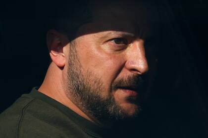 El presidente de Ucrania, Volodymyr Zelenskyy, visto en un auto durante una visita a una base militar en Soesterberg, Holanda, el 4 de mayo de 2023. (Yves Herman/Pool vía AP)