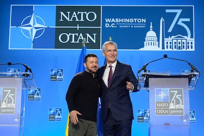 El presidente de Ucrania, Volodymyr Zelenskyy, y el secretario general de la OTAN, Jens Stoltenberg, concluyen una conferencia de prensa conjunta el 11 de julio de 2024