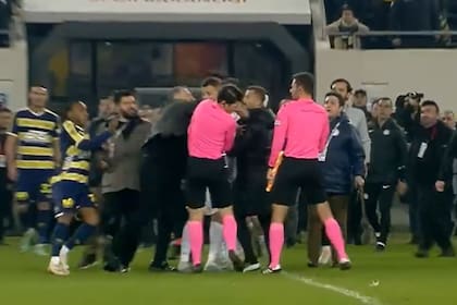El presidente de un equipo de Turquía se metió a la cancha y le dio una trompada en la cara al árbitro