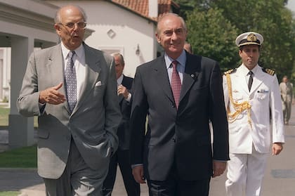 El presidente de Uruguay, Jorge Battle y Fernando de la Rua antes de dar una conferencia de prensa en la quinta de Olivos, 7 de febrero del 2000