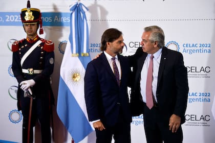 El presidente de Uruguay, Luis Alberto Lacalle Pou, y el presidente de la Argentina, Alberto Fernández, hablan durante la Cumbre de la Comunidad de Estados Latinoamericanos y Caribeños (CELAC) en Buenos Aires, Argentina, el martes 24 de enero de 2023