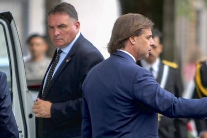 El presidente de Uruguay, Luis Lacalle Pou, junto a su jefe de seguridad Alejandro Astesiano