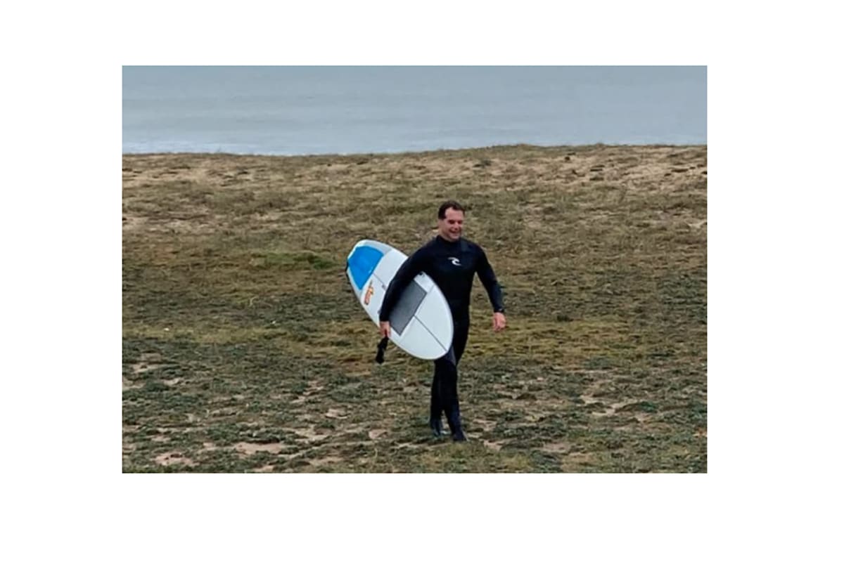 El presidente de Uruguay Luis Lacalle Pou, sale de surfear en Maldonado