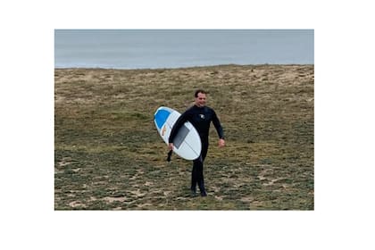 El presidente de Uruguay Luis Lacalle Pou, sale de surfear en Maldonado