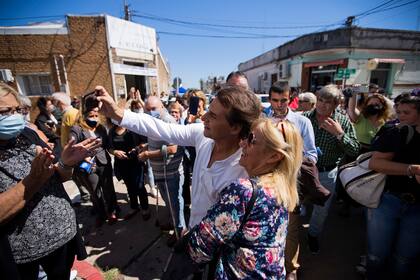 El presidente de Uruguay, Luis Lacalle Pou, se toma una selfie con un simpatizante frente a un colegio electoral durante un referéndum sobre la eliminación de algunos de los artículos de la Ley de Urgencia, conocida como LUC, en Montevideo, Uruguay, el domingo 27 de marzo de 2022