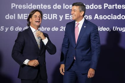 El presidente de Uruguay, Luis Lacalle Pou, y el presidente de Paraguay, Santiago Peña