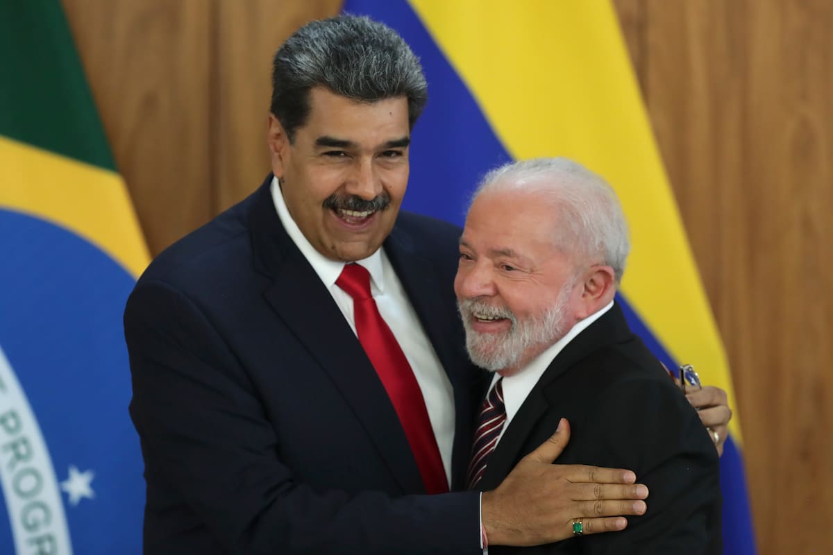 El presidente de Venezuela, Nicolás Maduro, a la izquierda, y el presidente de Brasil, Luiz Inácio Lula da Silva, finalizan una conferencia de prensa en el palacio de Planalto en Brasilia, Brasil, el lunes 29 de mayo de 2023.