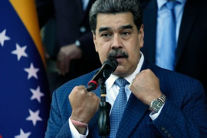 El presidente de Venezuela, Nicolás Maduro, habla con la prensa el viernes 15 de octubre de 2021.