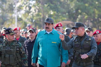 El presidente de Venezuela, Nicolás Maduro, junto con el ministro de Defensa, Vladimir Padrino López, y Remigio Ceballos, entonces Comandante Operacional Estratégico de las Fuerzas Armadas Nacionales Bolivarianas, en 2022