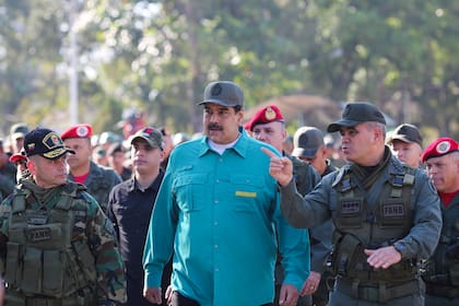 El presidente de Venezuela, Nicolás Maduro, junto con el ministro de Defensa, Vladimir Padrino López, y Remigio Ceballos, Comandante Operacional Estratégico de las Fuerzas Armadas Nacionales Bolivarianas