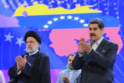 El presidente de Venezuela, Nicolás Maduro, junto al difunto presidente de Irán Ebrahim Raisi